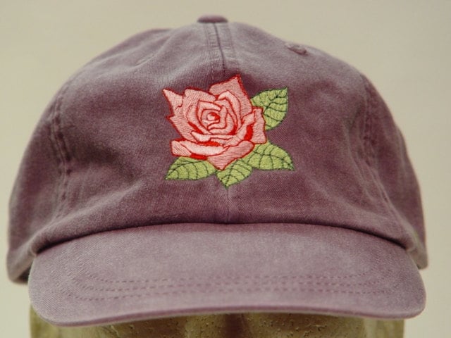 Pink Rose Juni Blume Des Monats Hut - Gestickte Frauen Gartenmütze 24 Farben Mama Papa Männer Geschenk Erwachsene Hüte Preis Bekleidung Stickerei von priceapparel