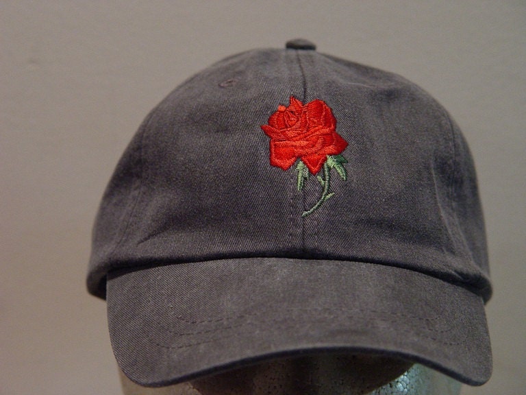 Red Rose Juni Blume Des Monats-Hut - Gestickte Frauen-Garten-Cap 24 Farben Erwachsene Mama Papa Sommer Geschenke Verfügbar Preis Bekleidung Stickerei von priceapparel