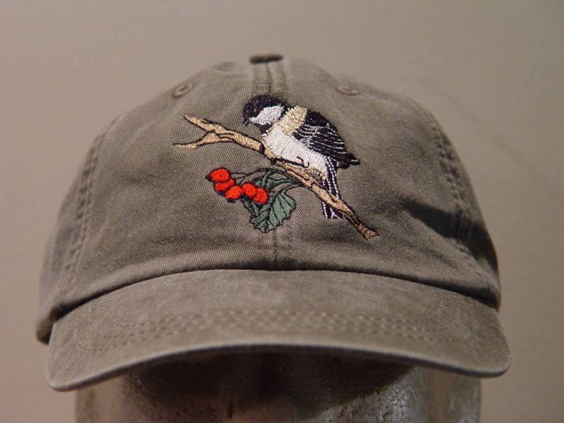Schwarzer Chickadee-Vogelhut Gestickte Mann-Frauen-Geschenkkappe - Preis-stickerei-Bekleidung 24 Farben-Nordamerika-Wildtier-Mama-Vater-Kappen von priceapparel