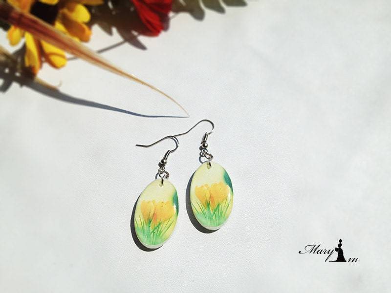 Grüne Frühlings Ohrringe Mit Blumenmuster. Сrocus. Schmuckharz. Handgefertigter Schmuck Für Sie. Dekor von prikrasyMary