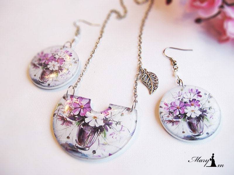 Weiße Blumen Mit Blumenmuster. Schmuckharz. Blühende Frühlingsohrringe. Blumenanhänger. Handgefertigter Schmuck Für Sie von prikrasyMary