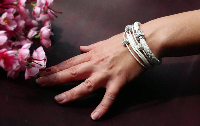 Weißes Lederarmband Mit 3 Kristallperlen Und Kristallmagnetverschluss. Set. Blau, Weiß, Lila 20 cm, Jubiläumsgeschenk von prikrasyMary