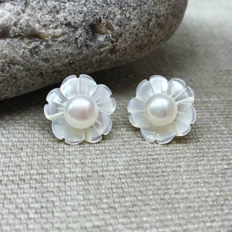 Natürliche Perlmutt Handgeschnitzte Blume Weiß Süßwasserperle Sterling Silber Ohrstecker Hochzeit Party Handgemachter Schmuck E619 von princessisidesigns