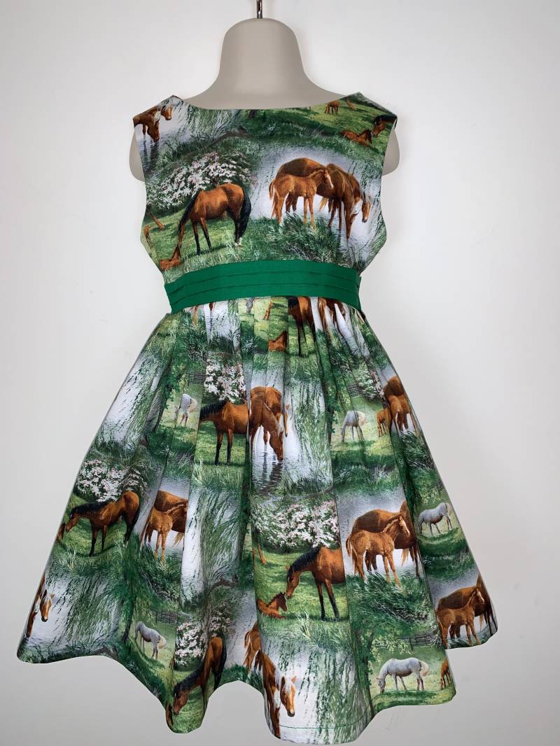 Neu Handgefertigte Elegante Pferde Auf Wiese Grün Kleid Benutzerdefinierte Größe Last One von princesstrunk2