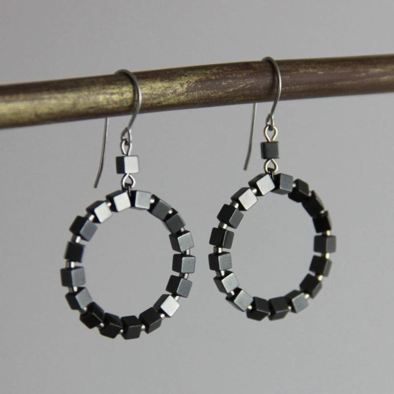 Boxy Metallic Hoop - Hämatit Stein Quadrat Dunkel Grau Kreis Klassisch Geometrisch Modern Perlen Ohrringe von productsof47