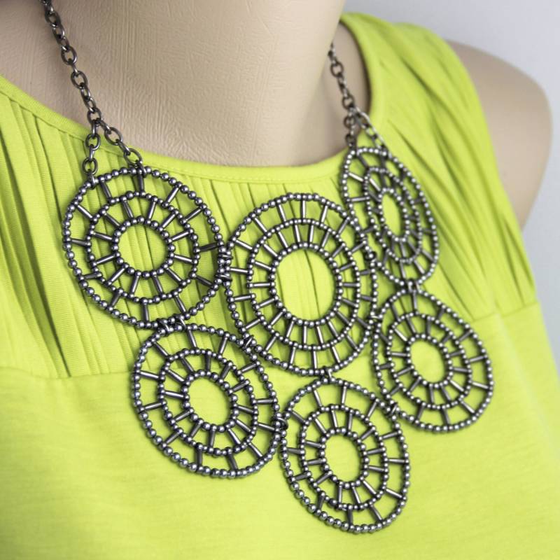 Eye Catcher - Metallic Grau Statement Lätzchen Halskette Komplizierte Dunkelgrau Gunmetal Moderne Verstellbare Auf Bestellung Gefertigt von productsof47