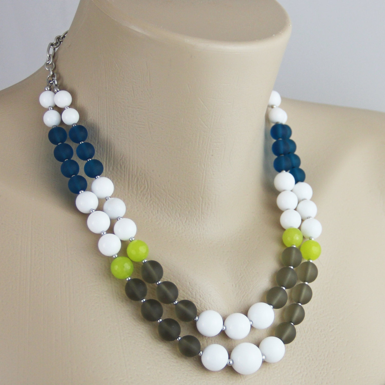 Moderne Farbe Block Statement Halskette - Meer Glas Jade Stein Perlen Matt Grau Hell Chartreuse Grün Weiß Petrol von productsof47