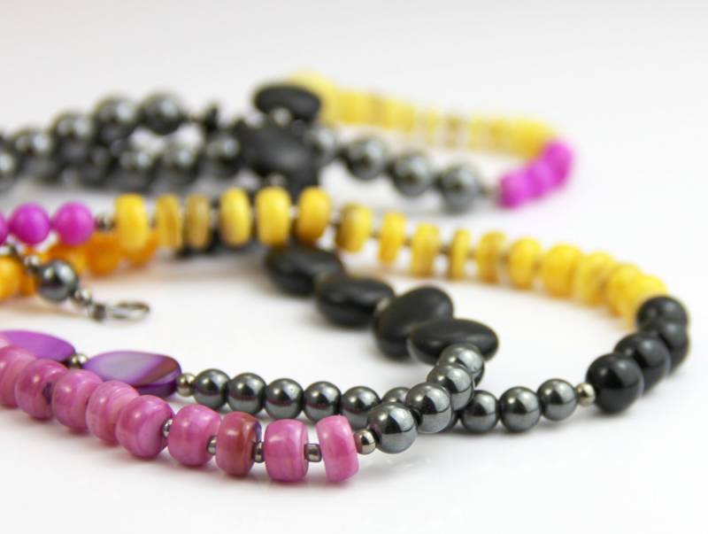 Schwarz Gelb Lila Colorblock - Moderne Metallic Grau Gunmetal Golden Gelb Fuchsia Helle Shell Perlen Lange Halskette von productsof47