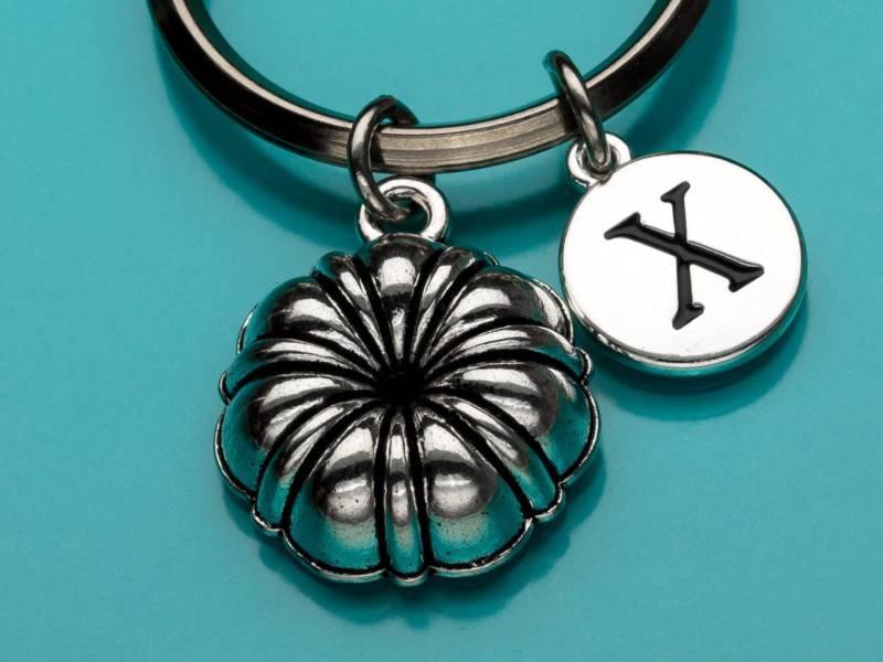 Bundt Pan Keychain, Schlüsselanhänger, Anfängliche Bäckerei Personalisierte Benutzerdefinierte Keychain Charme 703 von promisemeeverything2