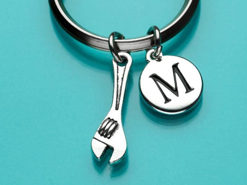 Crescent Wrench Schlüsselanhänger, Werkzeug Charm, Initial Keychain, Personalisierter Benutzerdefinierter Charm 88 von promisemeeverything2