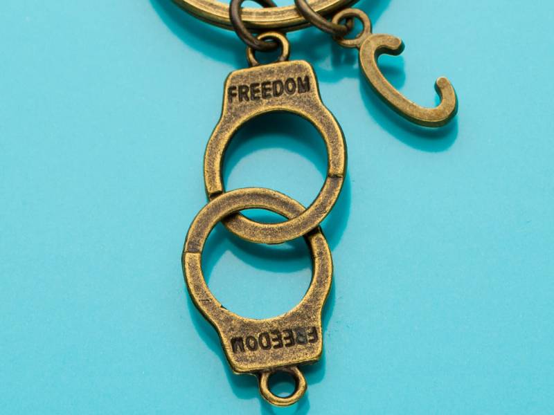 Handschellen Schlüsselanhänger, Schlüsselring Bronze Handschellen, Handfesseln, Anfängliche Keychain, Personalisierte Benutzerdefinierte Keychain von promisemeeverything2