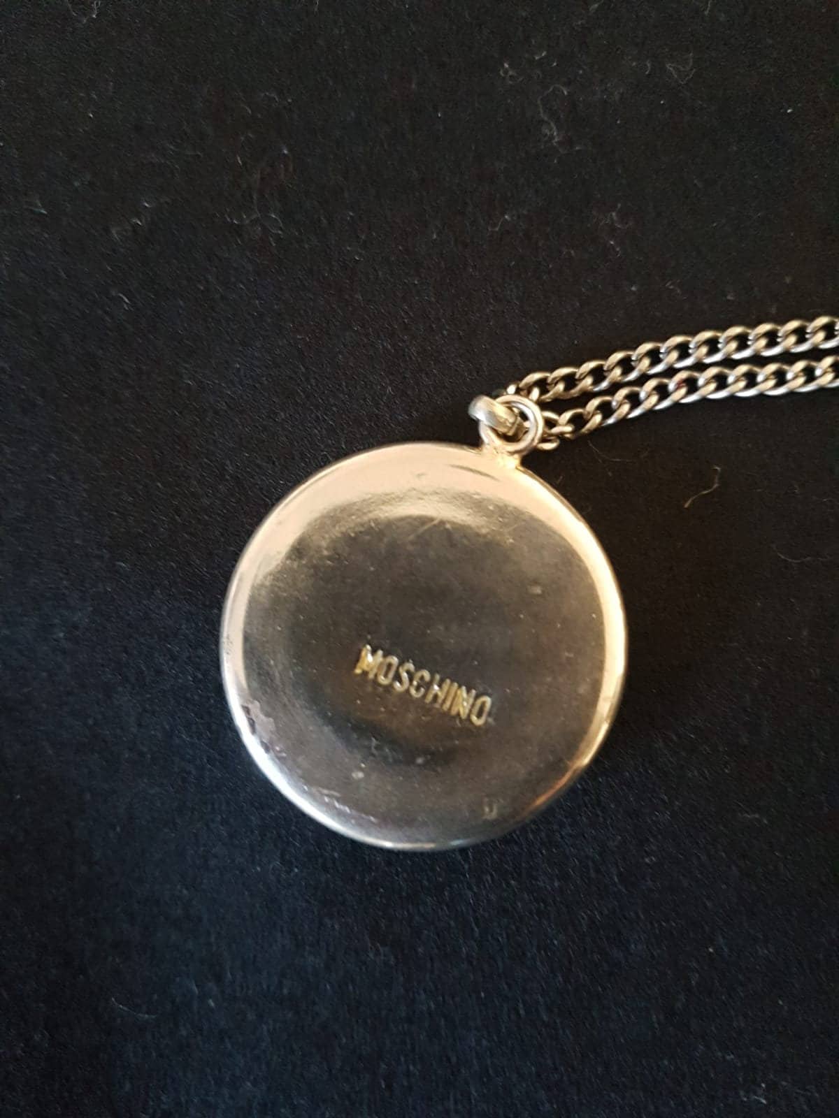 Moschino Unterzeichnet Pendant Moschino Unterzeichnet Pendant von publicimagelimited
