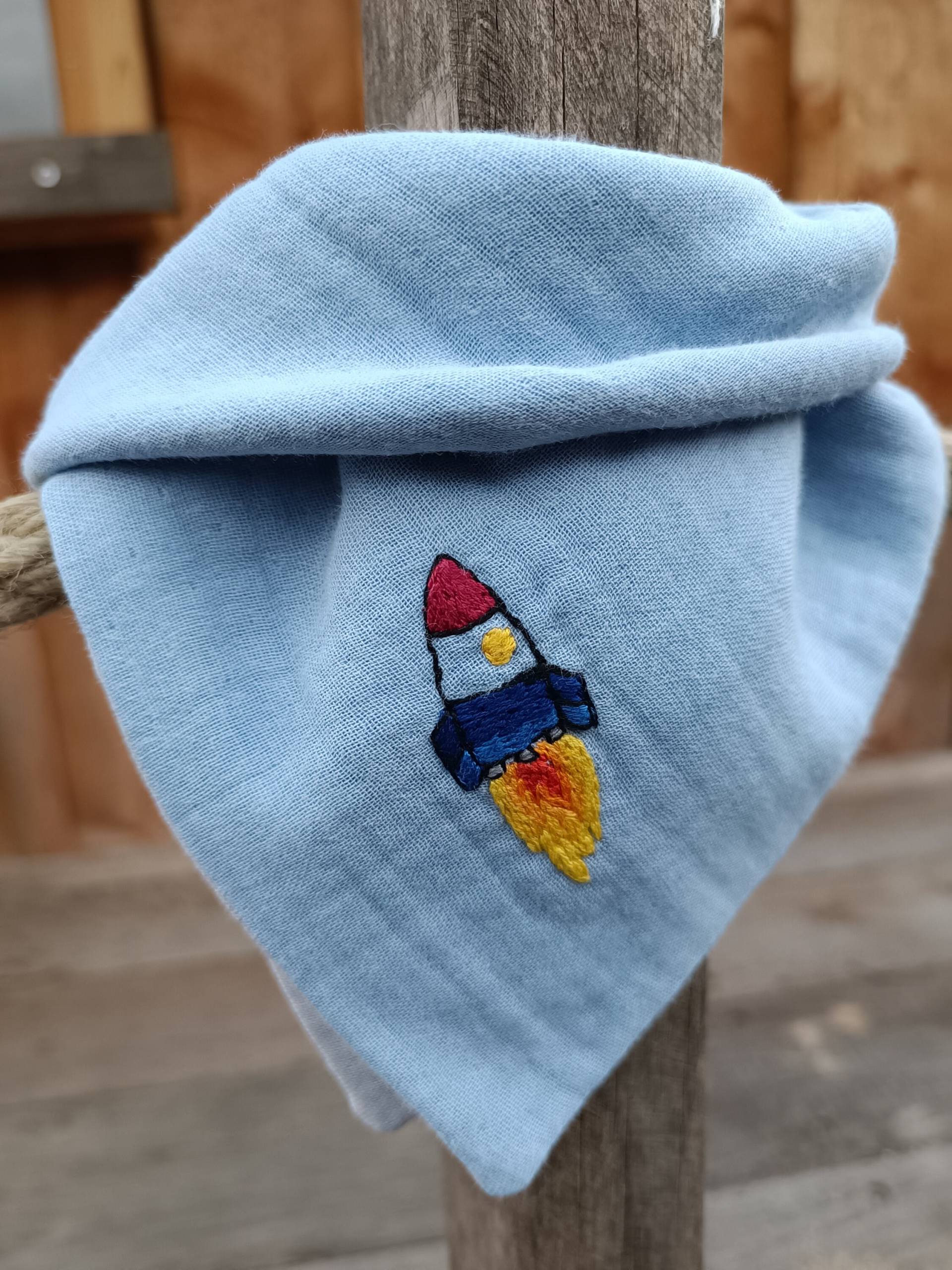 Besticktes Halstuch Aus Musselin Für Baby Und Kleinkind von punktundstich