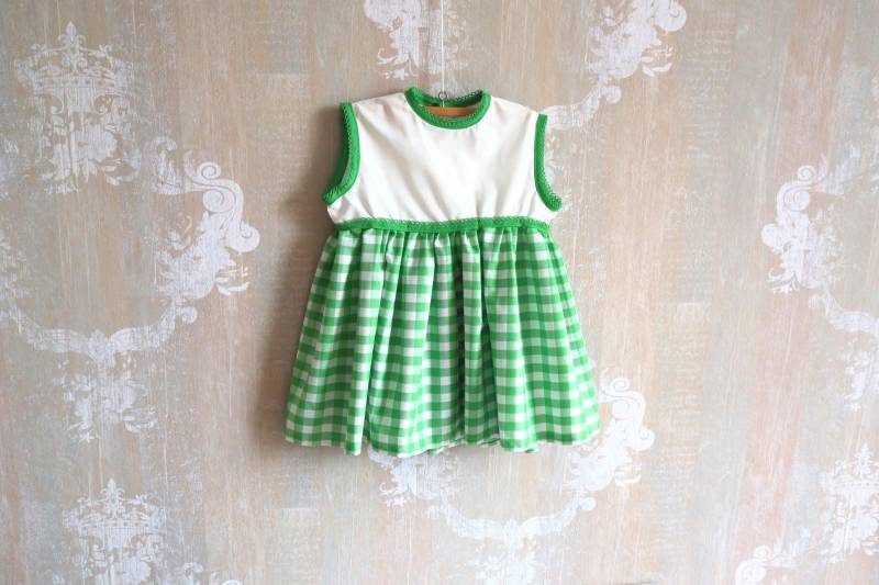 Grünes Mädchenkleid, Sommerkleid Für Mädchen, Exklusives Schlichtes Grünes Kleid von puntoYbies