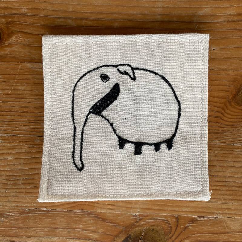 Aufnäher, 9 X cm, Bio Baumwolle in Weiß Mit Schwarz Besticktem Pupipu "Ele" von pupipuPlanet