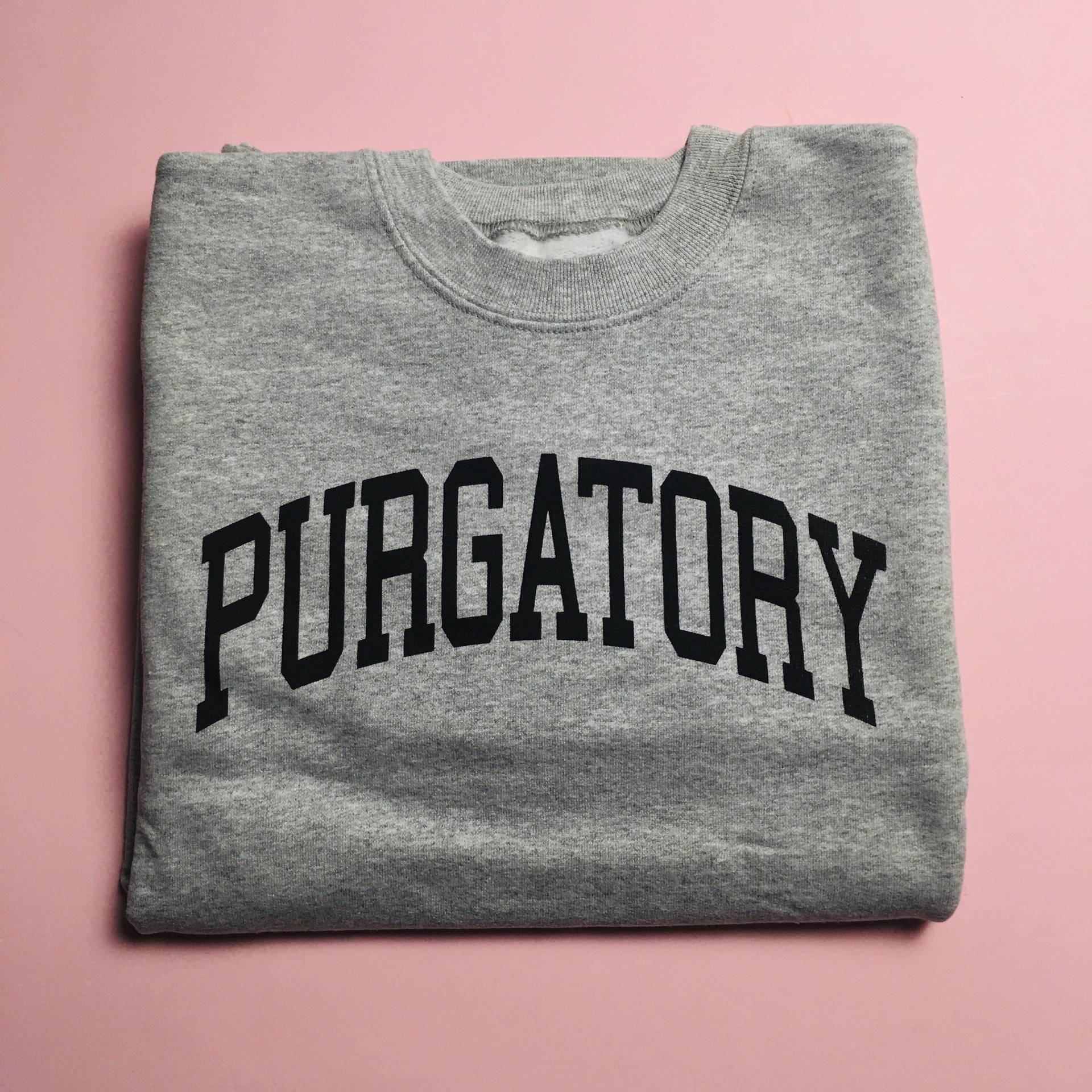 Fegefeuer Rundhalsausschnitt Varsity College Sweatshirt Grau Fegefeuer Rundhalsausschnitt Varsity College Sweatshirt Grau von purgatoryltd