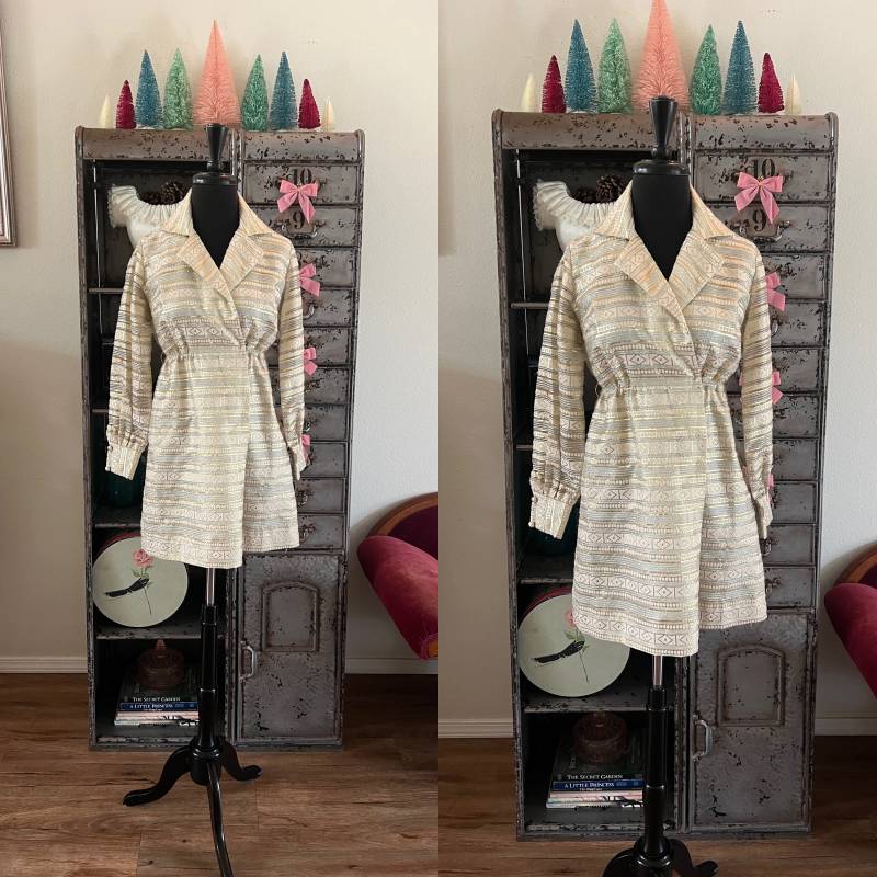 Vintage 1960Er 70Er Jahre Gold Metallic Mod Mini Kleid Small Vintage 1960Er 70Er Jahre Gold Metallic Mod Mini Kleid Small von pursuingandie