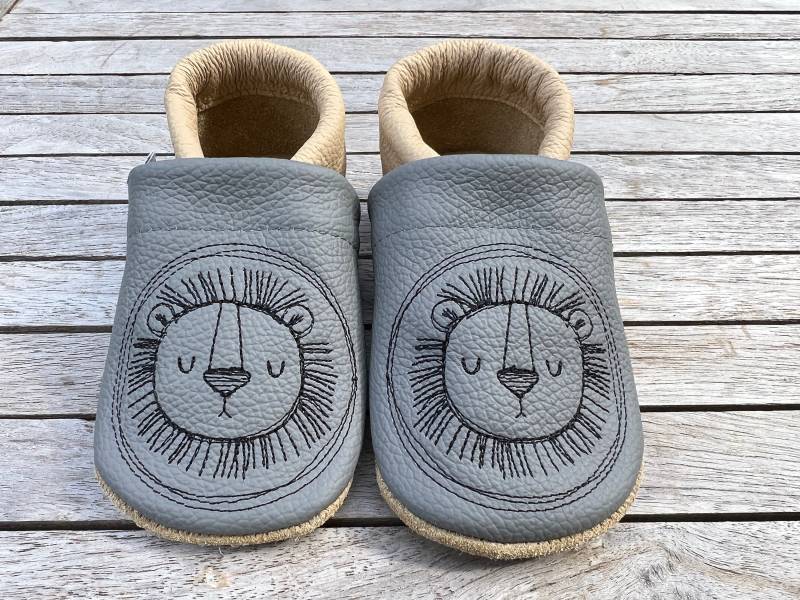Lederpuschen, Krabbelschuhe Löwenkopf Button Dunkelgrau/Ocker von puschenpowerShop