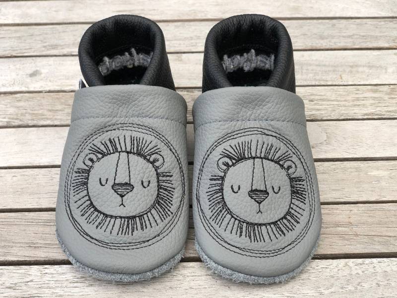 Lederpuschen, Krabbelschuhe Löwenkopf Button Dunkelgrau/Schwarz von puschenpowerShop