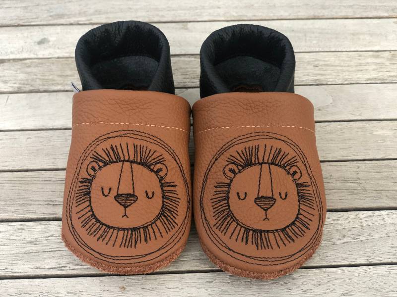 Lederpuschen, Krabbelschuhe Löwenkopf Button Haselnuss/Schwarz von puschenpowerShop