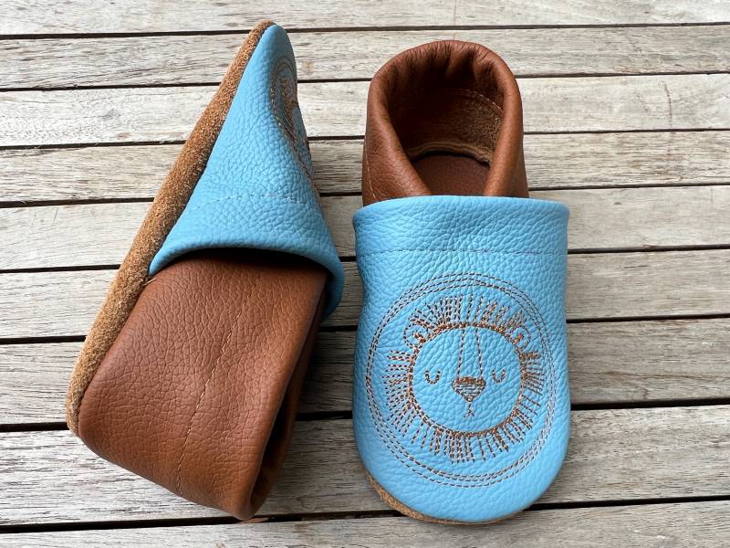 Lederpuschen, Krabbelschuhe Löwenkopf Button Hellblau/Haselnuss von puschenpowerShop