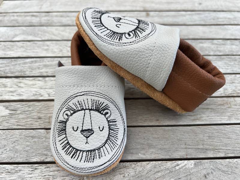 Lederpuschen, Krabbelschuhe Löwenkopf Button Hellgrau/Haselnuss von puschenpowerShop