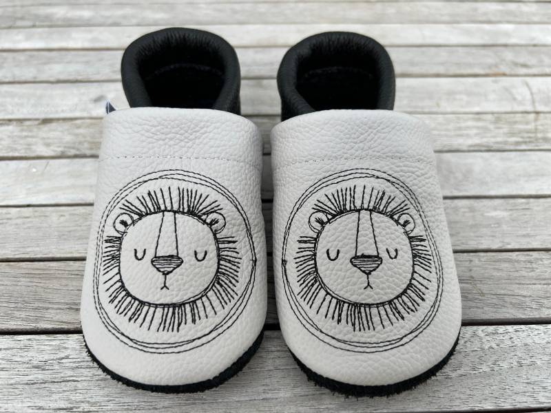 Lederpuschen, Krabbelschuhe Löwenkopf Button Hellgrau/Schwarz von puschenpowerShop