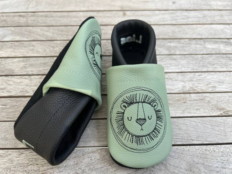 Lederpuschen, Krabbelschuhe Löwenkopf Button Mint/Schwarz von puschenpowerShop