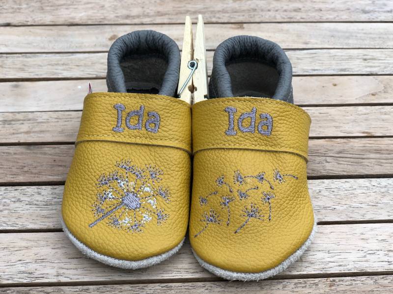 Lederpuschen, Krabbelschuhe Pusteblume Senfgelb /Grau von puschenpowerShop