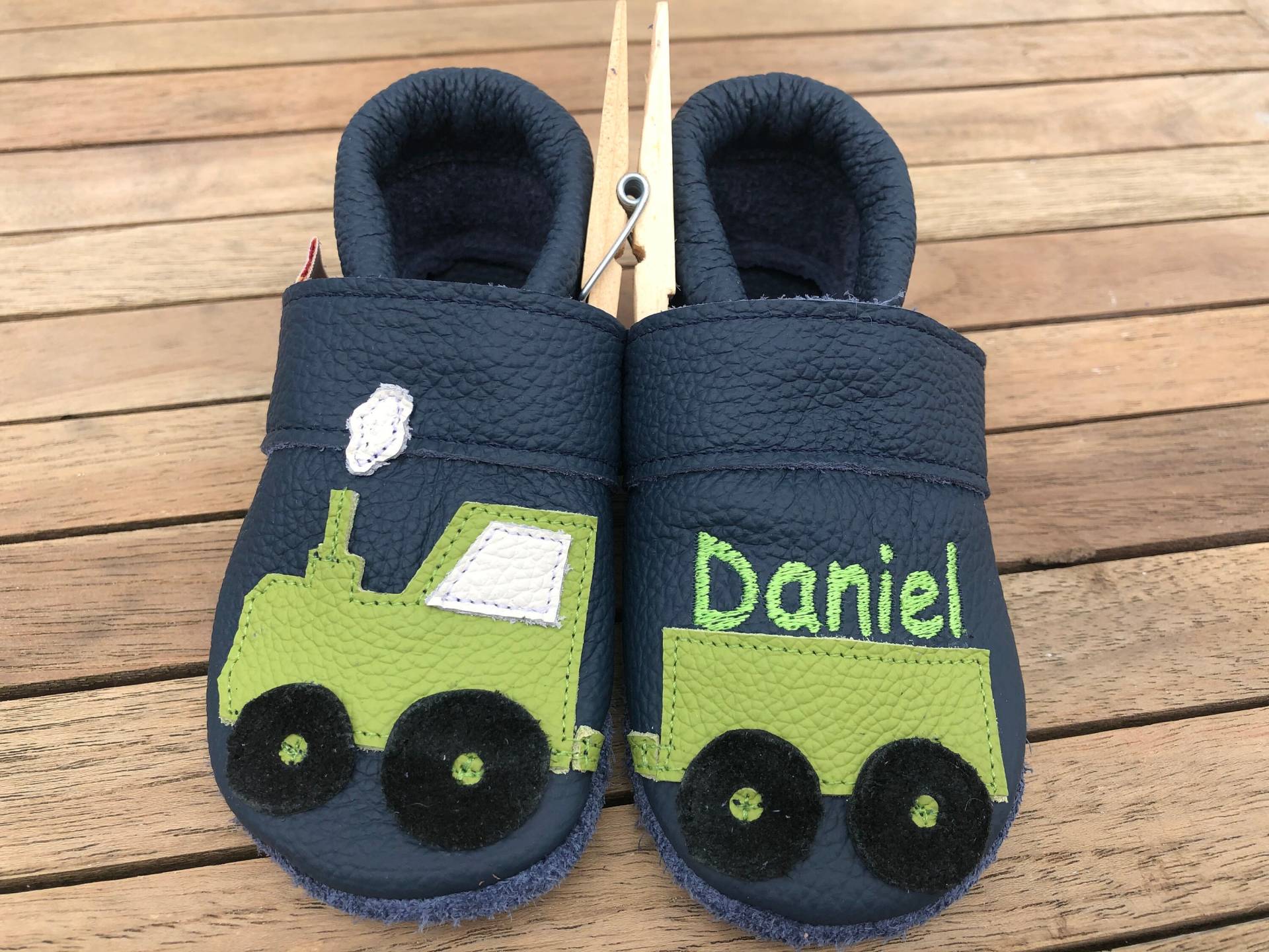 Lederpuschen, Krabbelschuhe Trecker Mit Anhänger + Namen Lederpuschen, Krabbelschuhe Trecker Mit Anhänger + Namen von puschenpowerShop