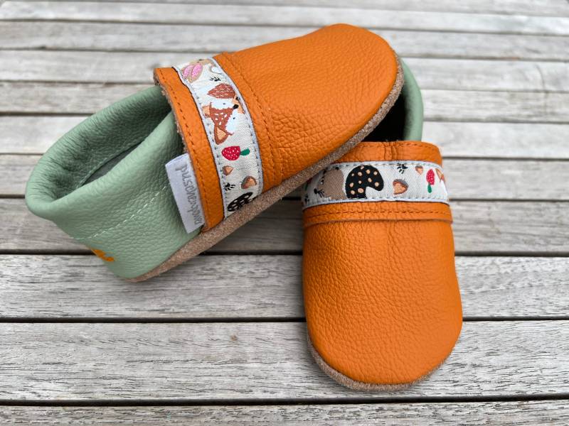 Lederpuschen, Krabbelschuhe Uni Apfelgrün/Dunkelgrau + Webband Baufahrzeuge | Auch Andere Varianten Möglich von puschenpowerShop