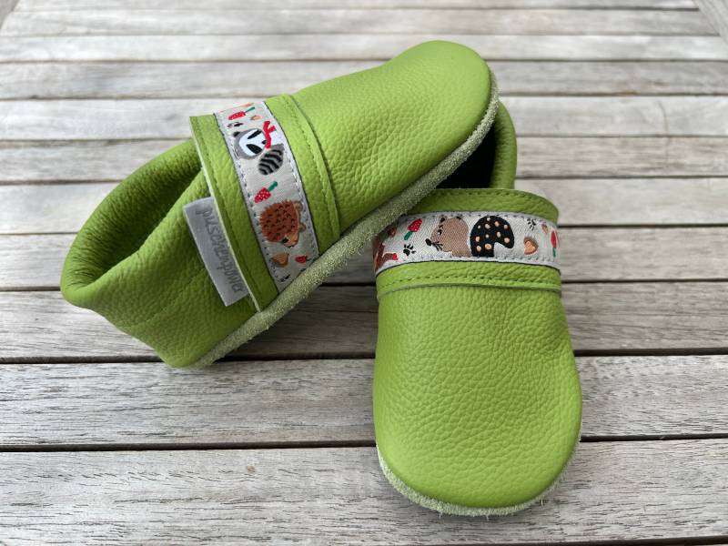 Lederpuschen, Krabbelschuhe Uni Apfelgrün + Webband | Auch Andere Varianten Möglich von puschenpowerShop