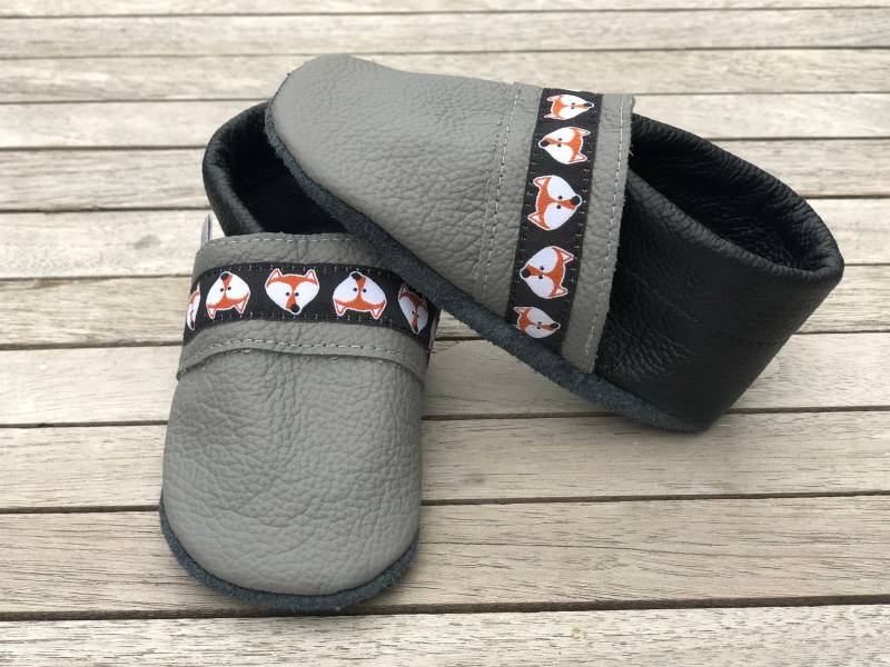Lederpuschen, Krabbelschuhe Uni Dunkelgrau /Schwarz + Webband Fuchs | Auch in Anderen Farben Mit Anderem Zu Bestellen von puschenpowerShop