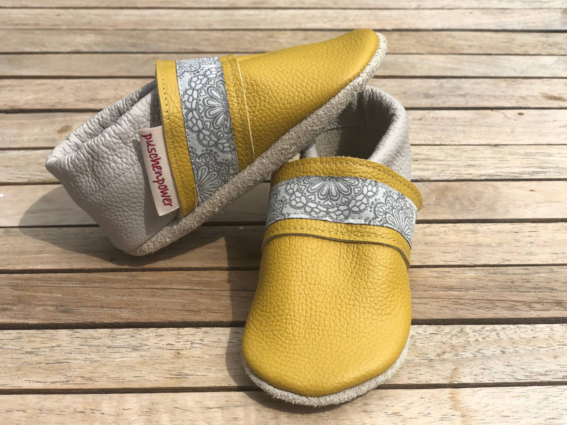 Lederpuschen, Krabbelschuhe Uni Gelb/Hellgrau + Webband | Auch Andere Farbvarianten Möglich von puschenpowerShop