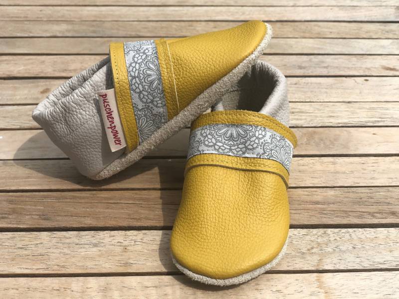 Lederpuschen, Krabbelschuhe Uni Gelb/Hellgrau + Webband | Auch Andere Farbvarianten Möglich von puschenpowerShop
