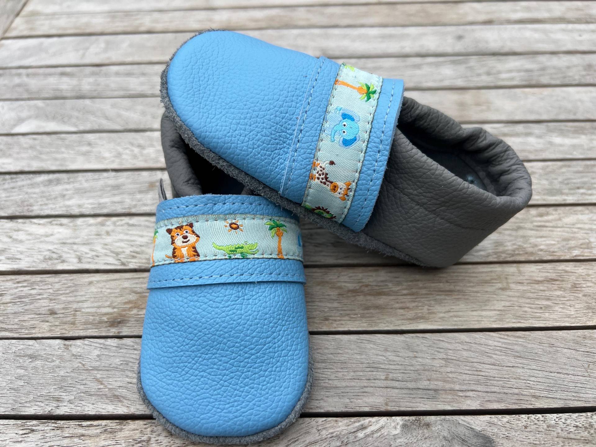 Lederpuschen, Krabbelschuhe Uni Hellblau/Dunkelgrau + Webband | Auch Andere Varianten Möglich Lederpuschen, Krabbelschuhe Uni Hellblau/Dunkelgrau + Webband | Auch Andere Varianten Möglich von puschenpowerShop