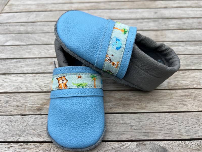 Lederpuschen, Krabbelschuhe Uni Hellblau/Dunkelgrau + Webband | Auch Andere Varianten Möglich von puschenpowerShop