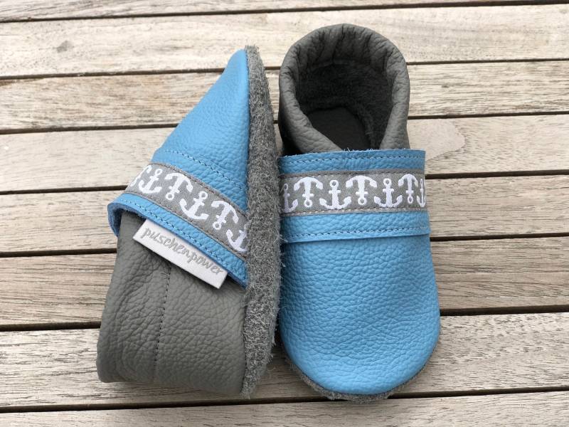 Lederpuschen, Krabbelschuhe Uni Hellblau/Dunkelgrau + Webband von puschenpowerShop