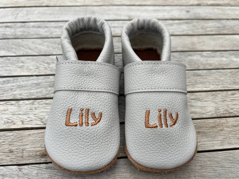 Lederpuschen, Krabbelschuhe Uni Hellgrau/Haselnuss | Auch Andere Farbkombinationen Möglich von puschenpowerShop