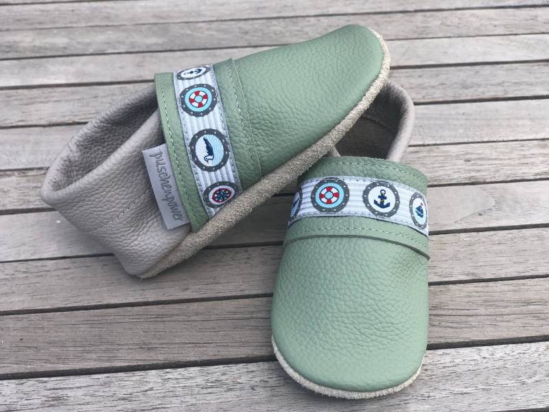 Lederpuschen, Krabbelschuhe Uni Mint /Hellgrau + Webband von puschenpowerShop
