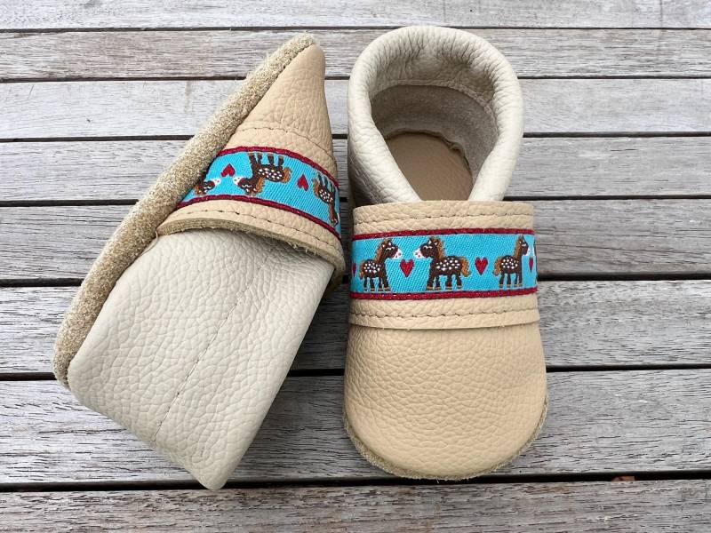 Lederpuschen, Krabbelschuhe Uni Ocker/Beige + Webband | Auch Andere Varianten Möglich von puschenpowerShop