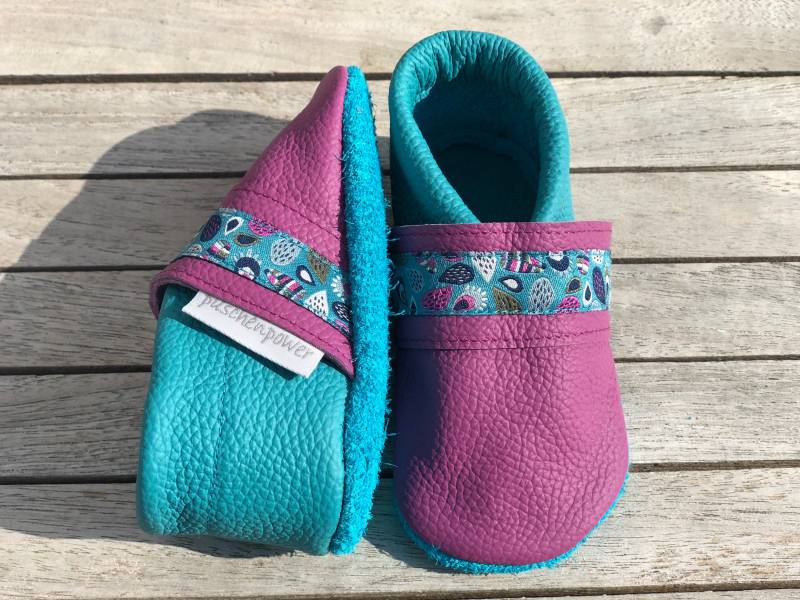 Lederpuschen, Krabbelschuhe Uni Pflaume/Türkis + Webband | Auch Andere Farbvarianten Möglich von puschenpowerShop