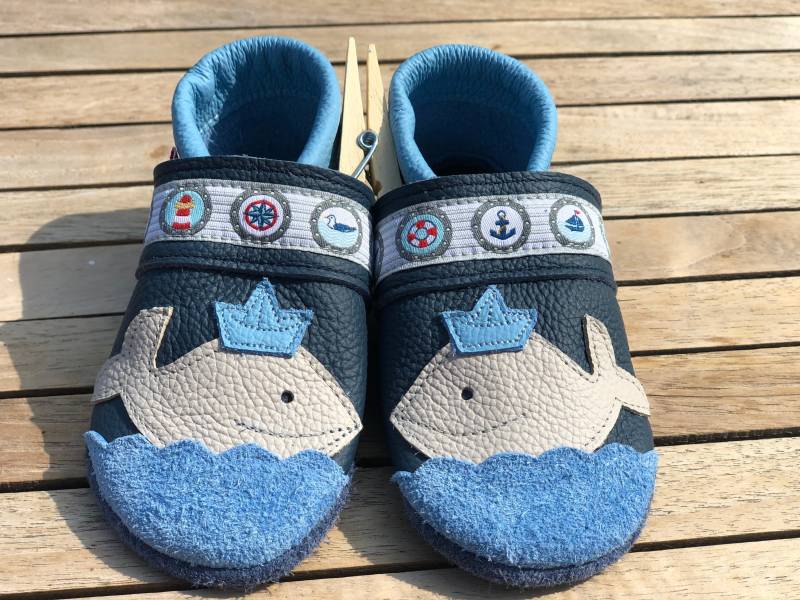 Lederpuschen, Krabbelschuhe Wal Marine/Hellblau/Grau + Webband von puschenpowerShop