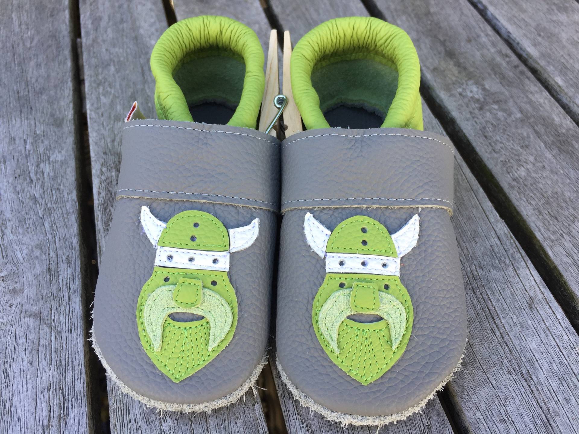 Lederpuschen, Krabbelschuhe Wikinger Grau/Apfelgrün von puschenpowerShop
