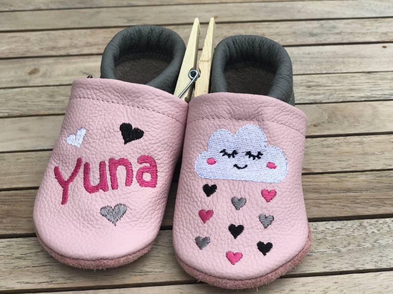 Lederpuschen, Krabbelschuhe Wolke + Namen Gestickt Rosa/Grau von puschenpowerShop