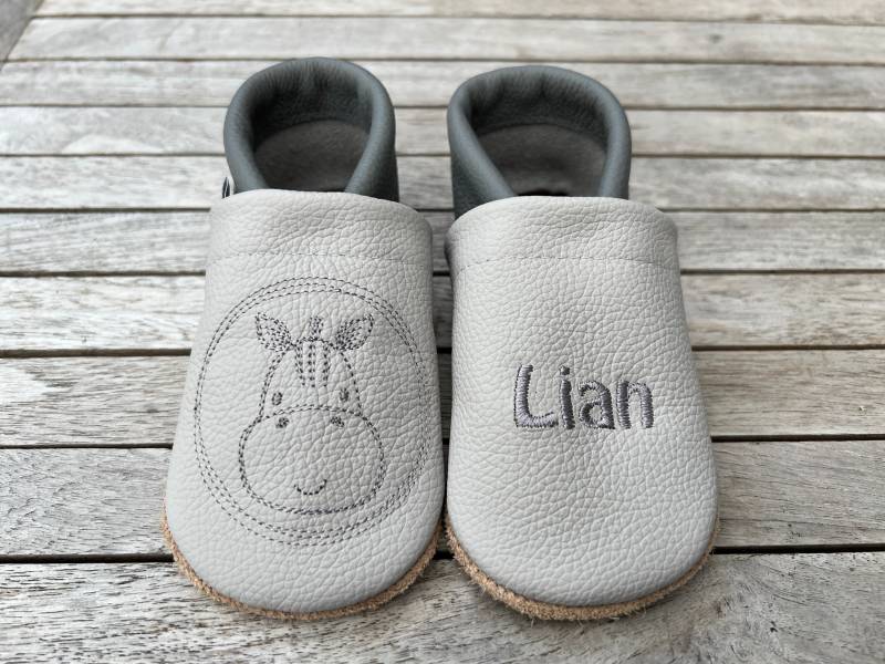 Lederpuschen, Krabbelschuhe Zebrakopf Button Hellgrau/Dunkelgrau von puschenpowerShop