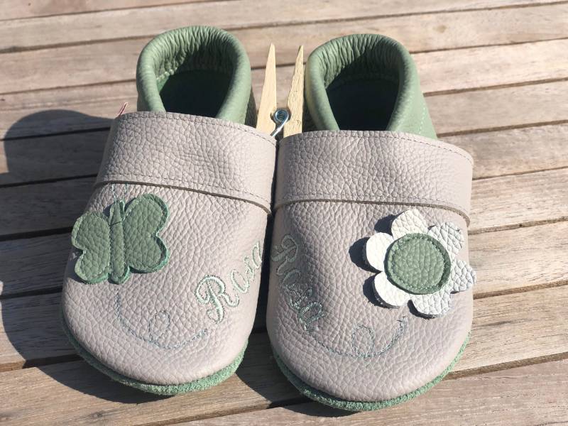 Lederpuschen Schmetterling/Blume Hellgrau/Mint + Namen von puschenpowerShop