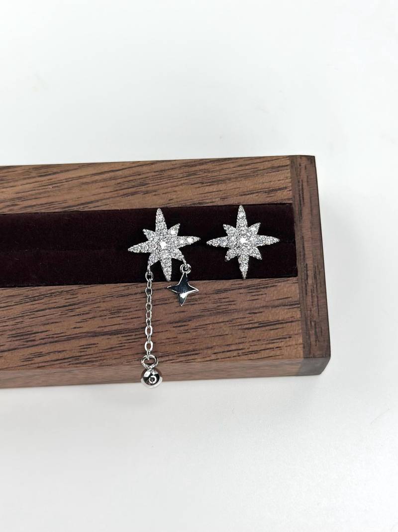 Sparkling Star Earrings With Chain & Pendant - Elegant Celestial Jewelry in An Asymmetrical Design, Perfect As A Gift For Women von qickimickiDE