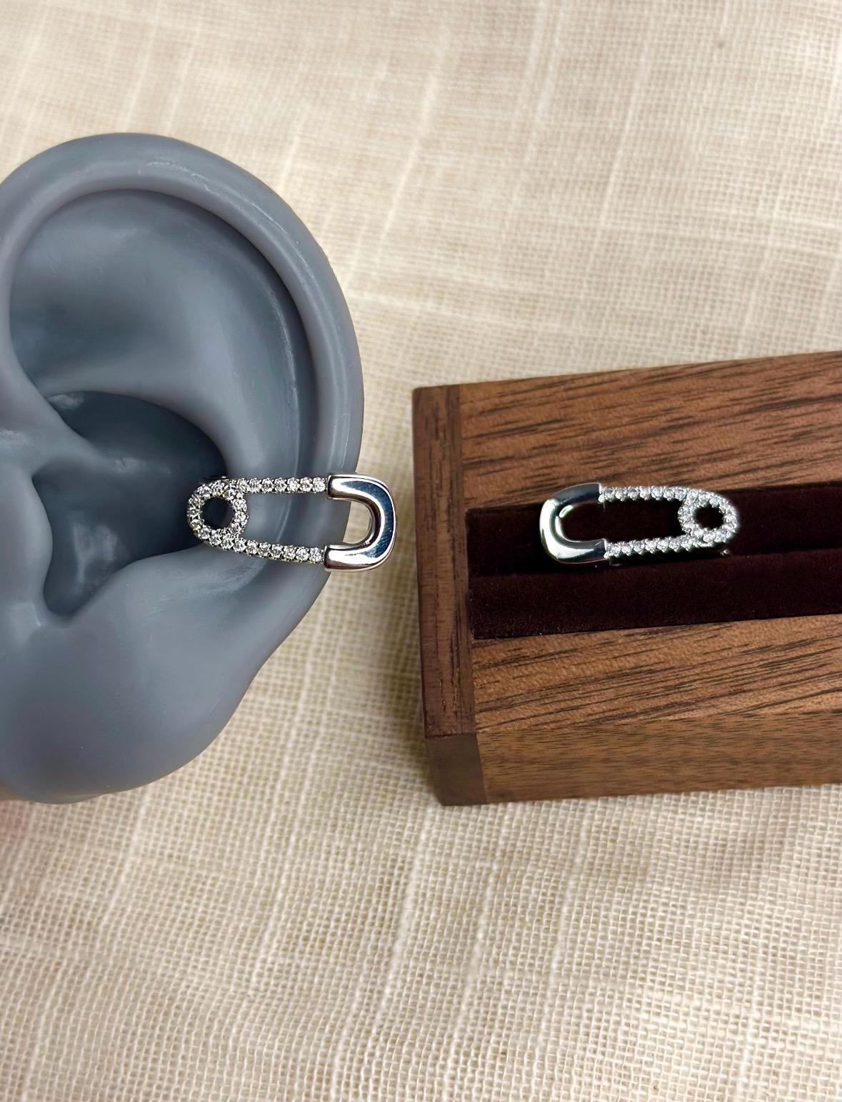 Statement Ohrclip in Sicherheitsnadel-Optik Mit Zirkonia - Einzelner Clip-On Ohrring Für Damen Und Herren Im Streetstyle Statement Ohrclip in Sicherheitsnadel-Optik Mit Zirkonia - Einzelner Clip-On Ohrring Für Damen Und Herren Im Streetstyle von qickimickiDE