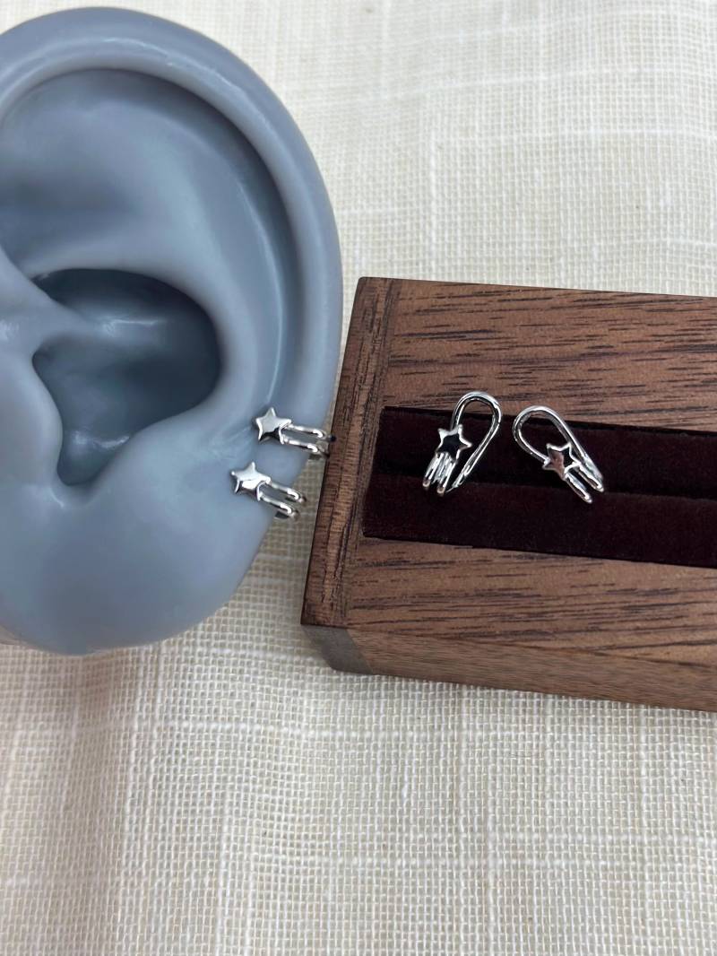 stern Ohrclip Im Sicherheitsnadel-Design - Silberner Ear Cuff Ohne Piercing Punkiger Clip-On Ohrring stern Ohrclip Im Sicherheitsnadel-Design - Silberner Ear Cuff Ohne Piercing Punkiger Clip-On Ohrring von qickimickiDE